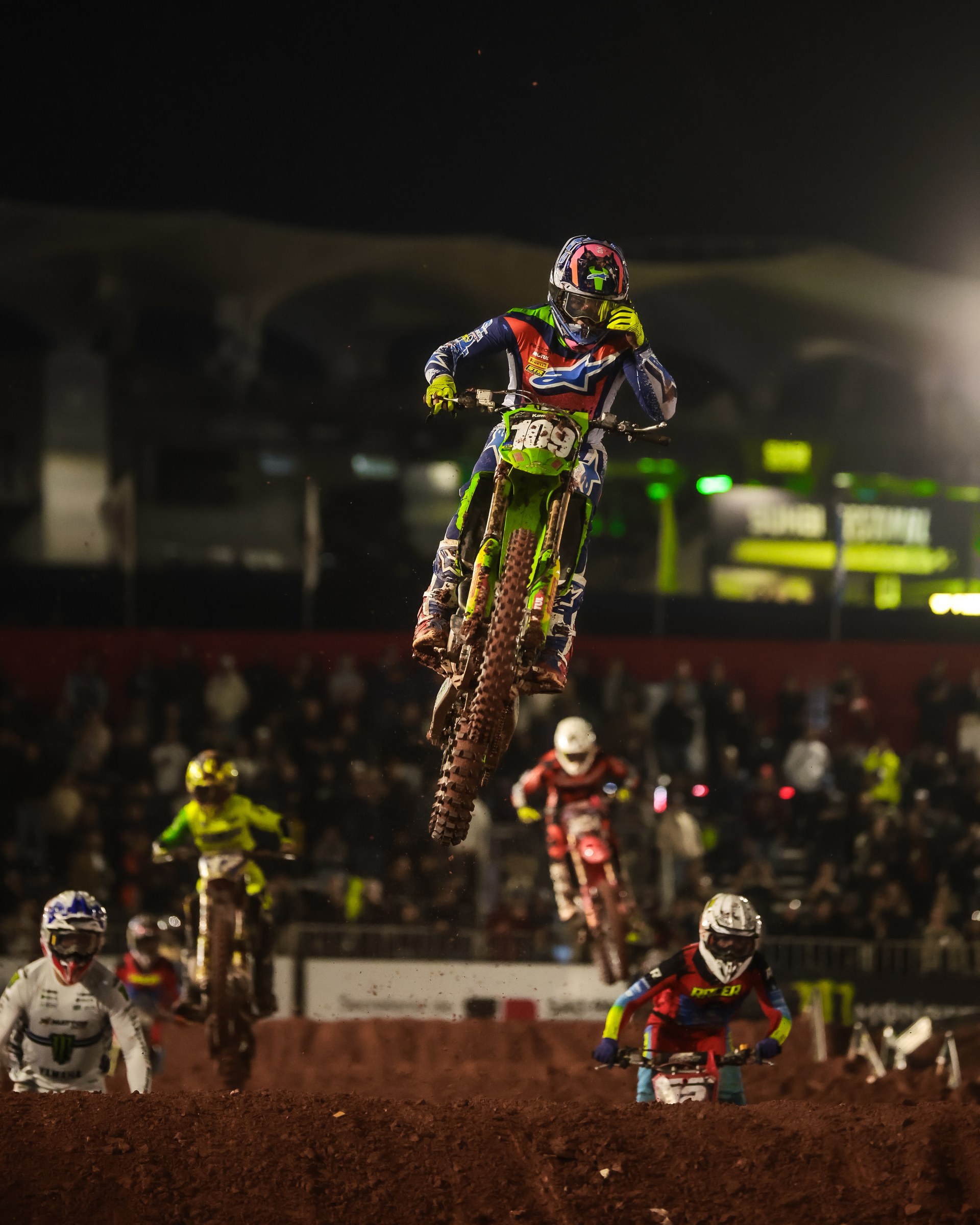 Guilherme Bresolin saltando durante uma corrida do Arena Cross 2026