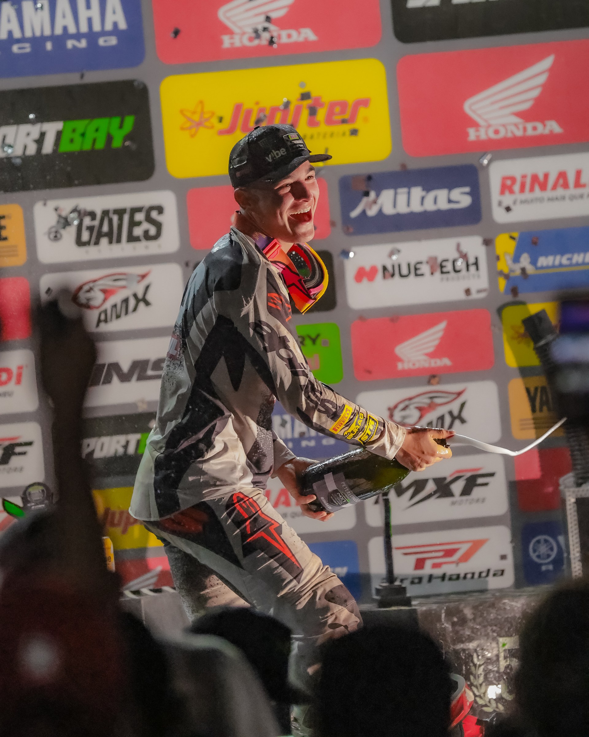 Guilherme Bresolin celebrando um resultado na temporada do MX1GP