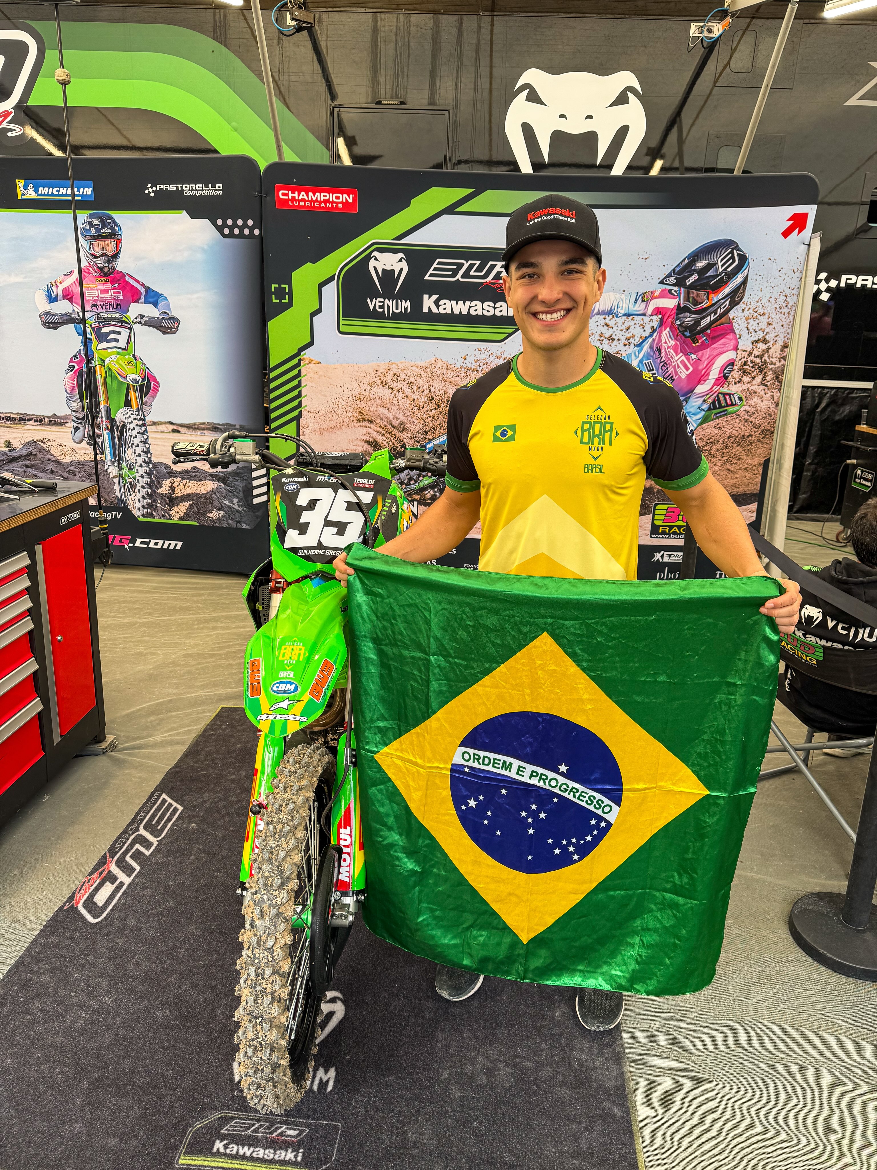 Guilherme Bresolin com a bandeira do Brasil e sua moto no MXON 2026