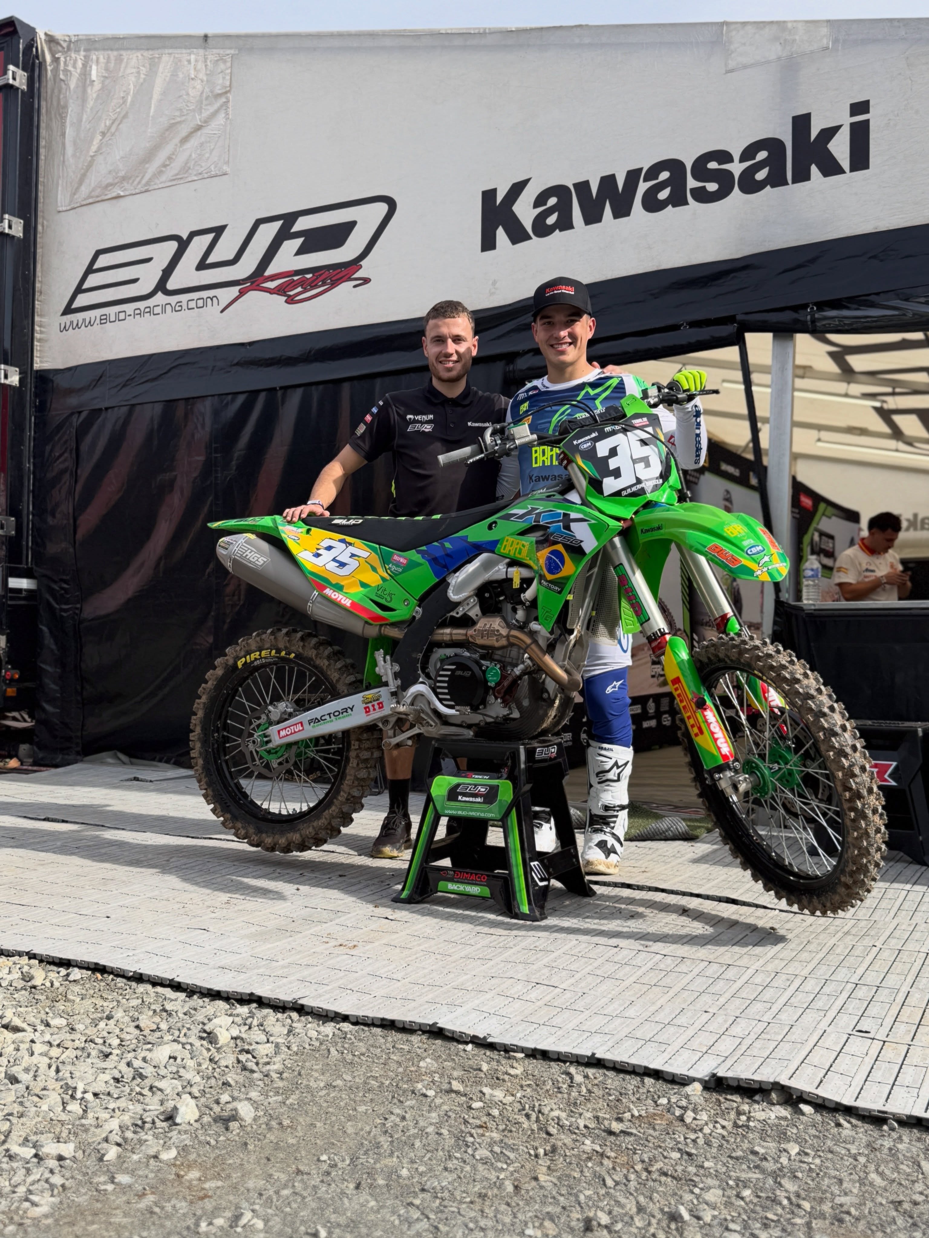 Guilherme Bresolin ao lado da equipe durante o MXON 2026