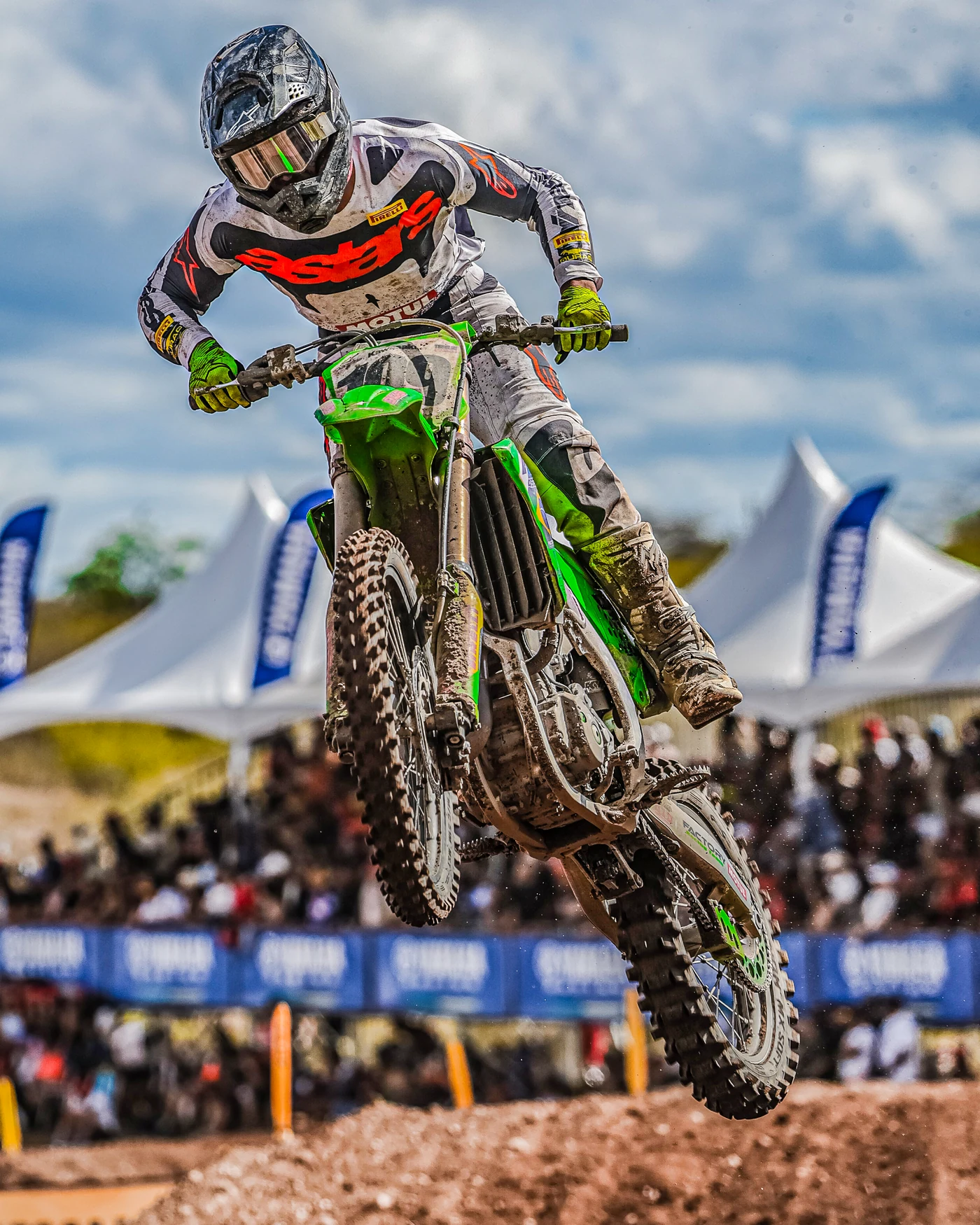 Guilherme Bresolin saltando com a moto em Santa Cruz