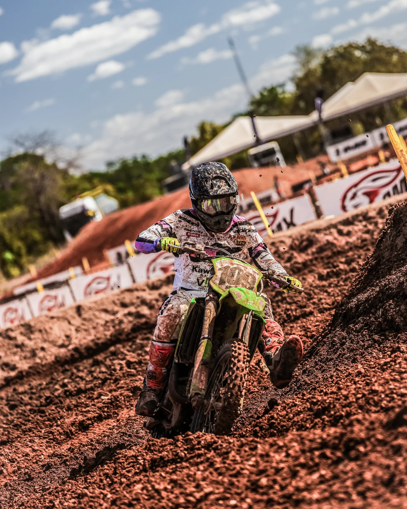 Guilherme Bresolin contornando uma curva de terra em Goiânia
