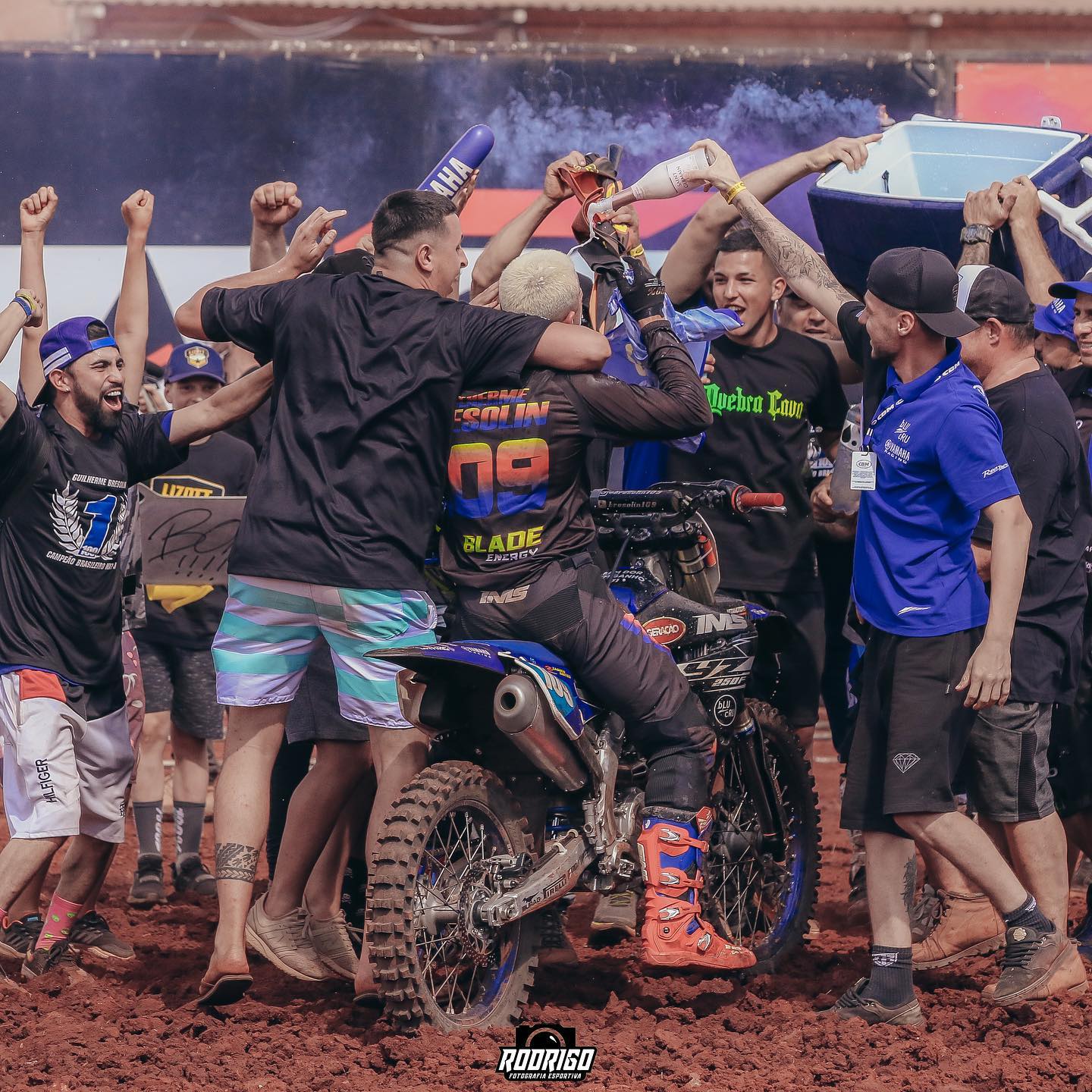 Guilherme Bresolin celebrando o título brasileiro de MX2JR com sua equipe