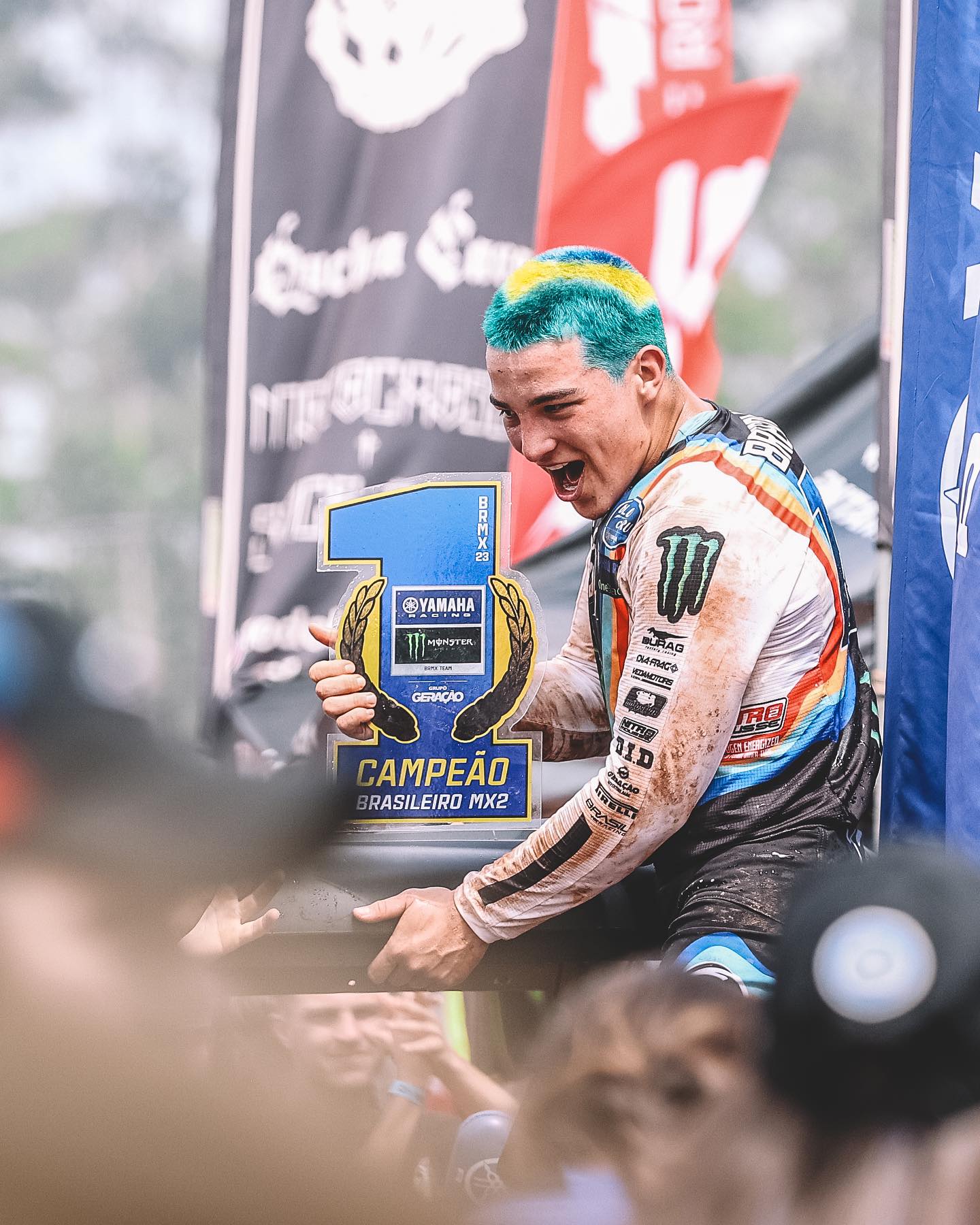 Guilherme Bresolin celebrando o título brasileiro de MX2 com o troféu de campeão