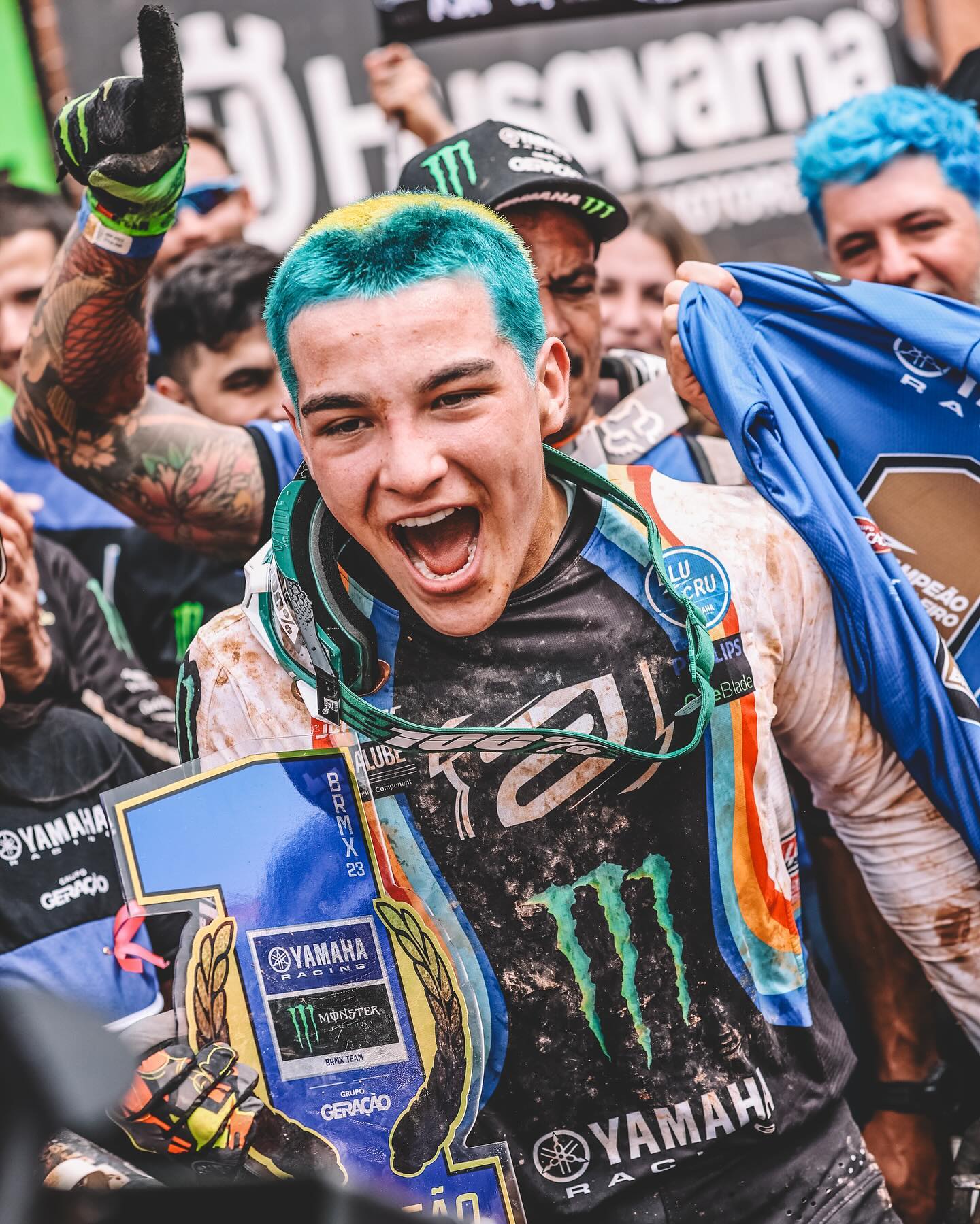 Guilherme Bresolin comemorando o título brasileiro de MX2 com o troféu de campeão